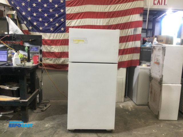 Lot 2-59207 - Hotpoint freezer on top Refrigerator/Freezer door storage
temperature controlled