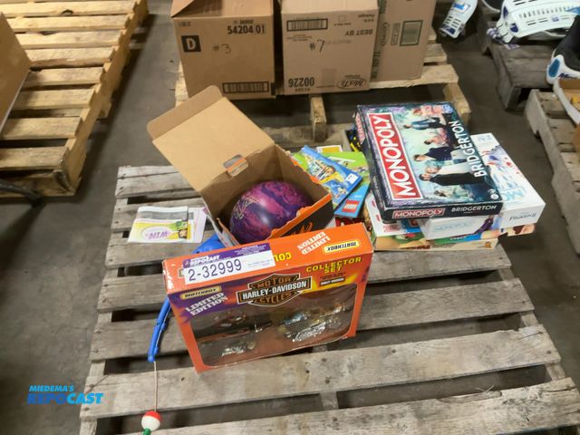 Lot 2-32999 - Motor Harley-Davidson Collector set, wild card bowling ball, toy fishing pole, various action figure...