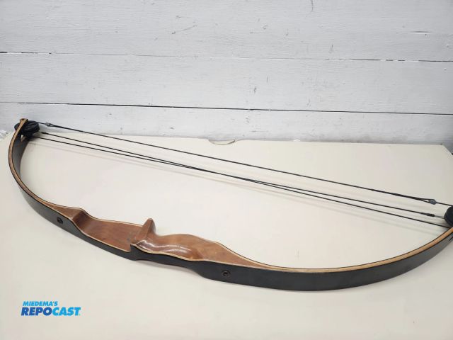 Lot 2-96490 - Vtg Browning Cobra Compound Bow Beautiful Wood Serial F0A 5472. This bow is in good condition. It do...