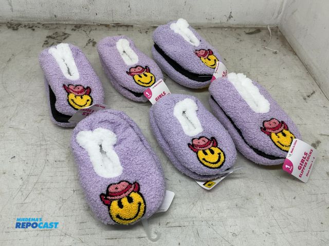 Lot 2-35836 - Lot of (6) pairs of girls smiley face cowboy hat slipper socks