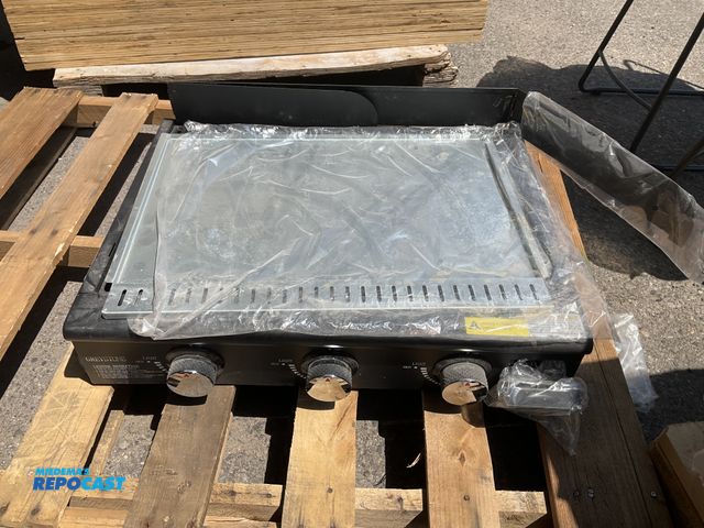 Lot 2-99120 - Greystone BC2519A-3 Scratch and dent 25” Griddle Combo
