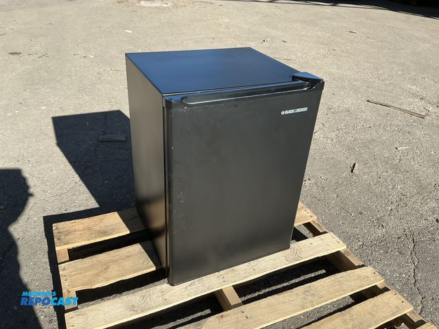 Lot 2-77096 - Black and Decker BCFA27B Mini Fridge