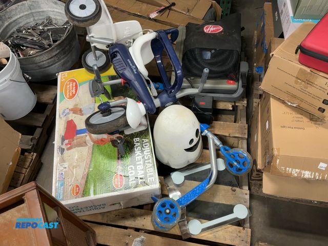 Lot 2-27897 - Skid lot of miscellaneous household items: adjustable basketball goal, smartrike baby bike, Razor jr...