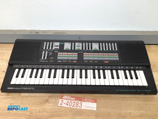 Lot 2-40283 - YAMAHA PortaSound PSS-570 digital piano keyboard, works.