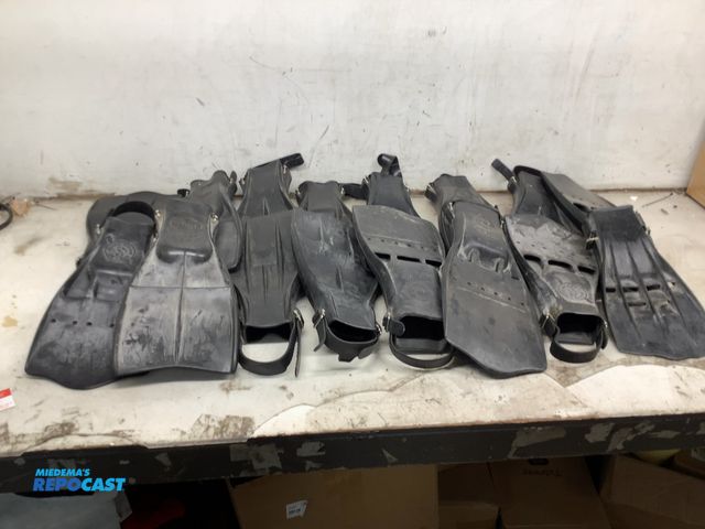 Lot 2-75570 - (8) pairs of farallon/scuba pro jet fin/ Dacor black rubber diving fins