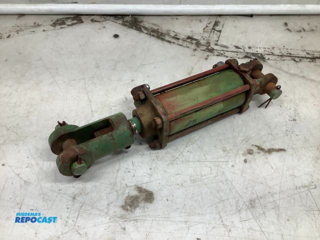 Lot 2-75432 - John deere Farm implement heavy duty, hydraulic lifting cylinder in good original condition. The der...