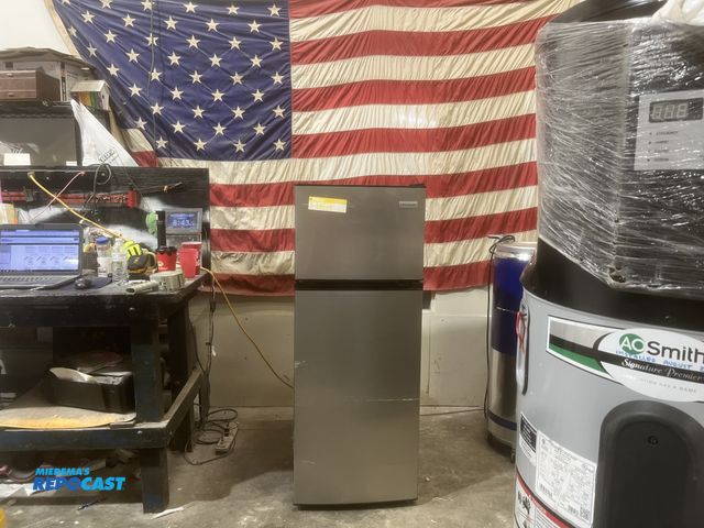 Lot 2-59209 - New Scratch & Dent Frigidaire 7.5 cubic feet Refrigerator/Freezer adjustable shelves
door storage