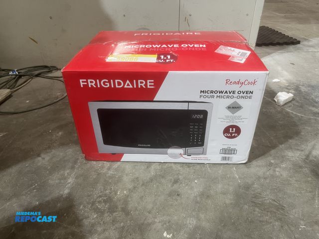 Lot 2-59088 - New Scratch & Dent Frigidaire Readycook Microwave Oven 1000 watts. 10 power levels. electronic touch...