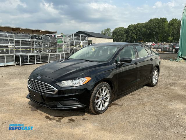 Lot 2-30251 - 2017 Ford Fusion SE Sedan FWD