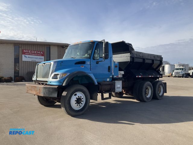 Lot 2-42440 - 2003 International 7600 Salt Truck