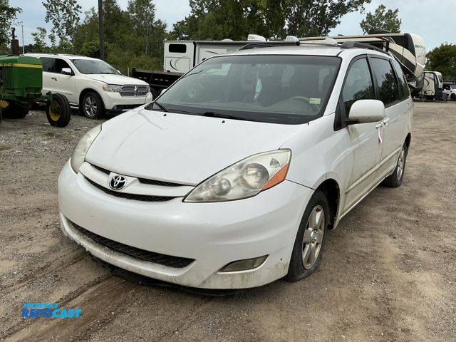 Lot 2-40622 - 2008 Toyota Sienna XLE Mini Van FWD