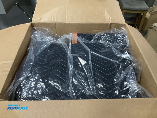Lot 2-10992 - Wen moving blankets
