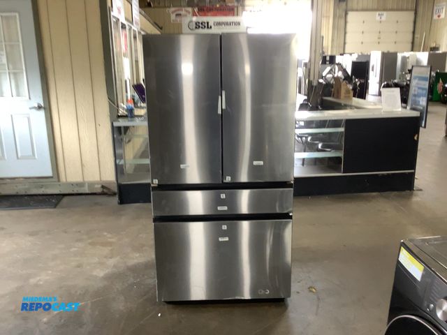 Lot 2-55271 - Scratch & Dent Electric Free Standing Samsung RF70F29DER Refrigerator/Freezer