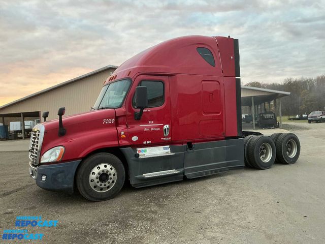 Lot 2-11001 - 2014 Freightliner Cascadia 125 Semi Truck