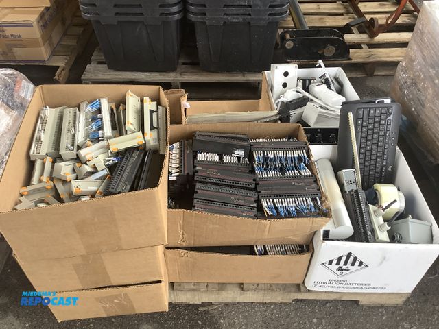 Lot 2-27929 - Pallet lot misc. Electronic modules and mechanical , Mitsubishi plc modules, din rail modules, Junct...