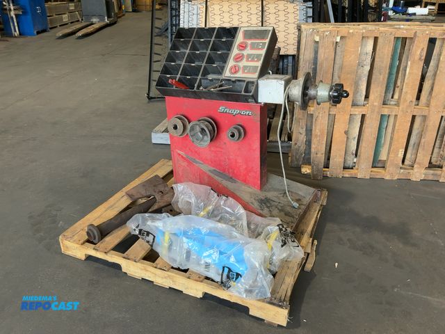 Lot 2-92722 - Snap-On WB240 Computerized Wheel Balancer. 8.5 Volts, 1.5 Amps, 50/60 HZ.