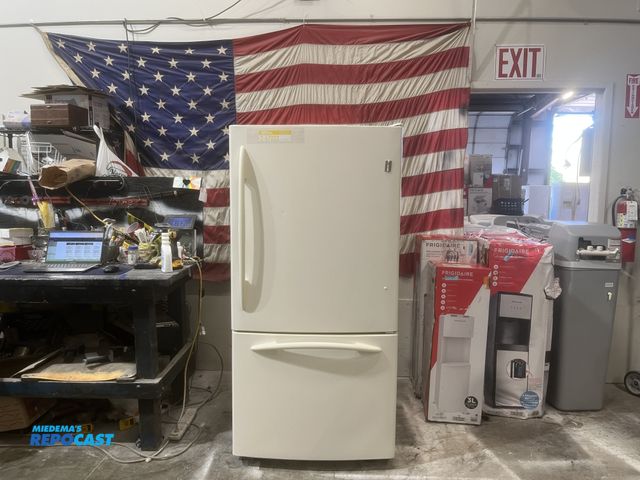 Lot 2-57022 - Ge profile freezer on bottom Refrigerator/Freezer filtered water dispenser    humidity control   cli...