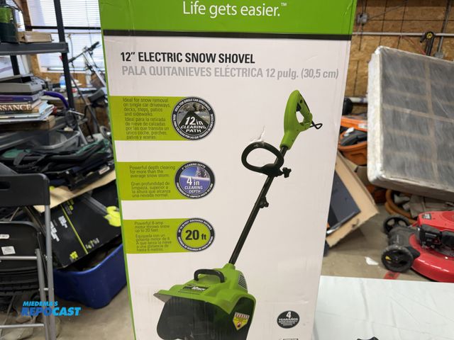 Lot 2-59653 - Green works 12 inch electric snow shovel Other Green worked electric snow shovel 12 inch model numbe...