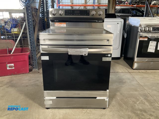 Lot 2-40247 - Scratch & Dent Electric Free Standing Samsung NE63A6511S/AA 30 in. Wide 5 Elements Freestanding 6.3 ...