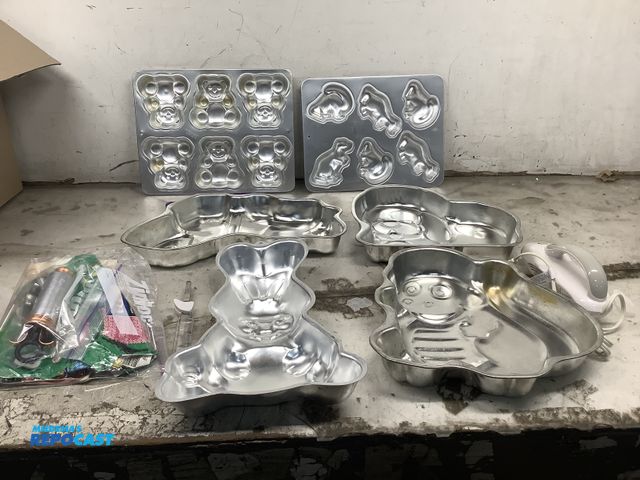 Lot 2-99184 - EZ Baker Critter cake pans &amp; electric knife