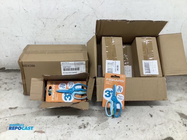Lot 2-37077 - Lot of (72) teal PRE training scissors #1067041