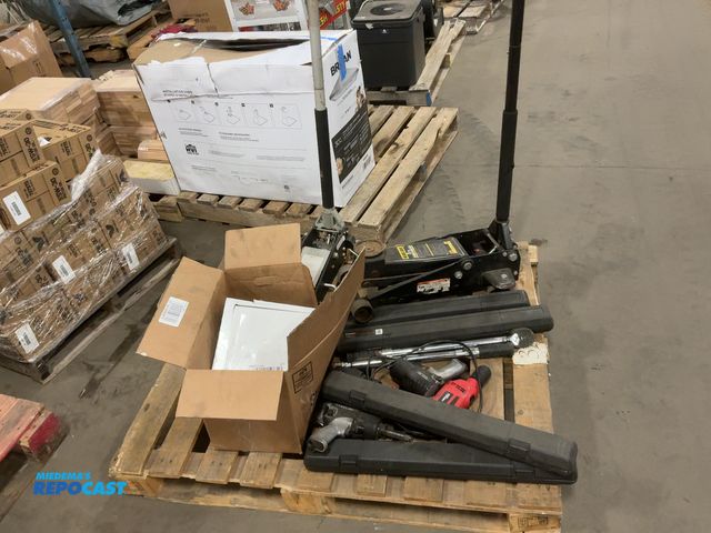 Lot 2-92431 - Skid lot of Miscellaneous Garage Equipment Including Car Jacks, Power and Hand Tools