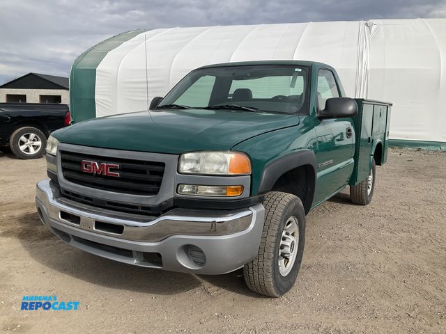 Lot 2-61132 - 2006 GMC Sierra SL Regular Cab Pickup Truck RWD