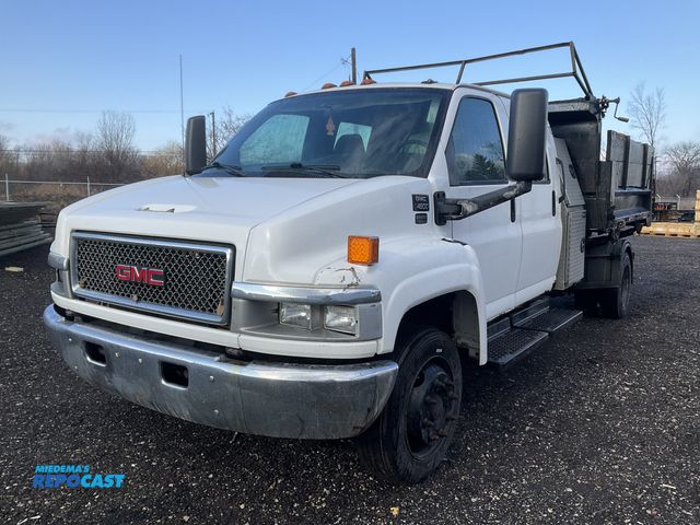 Lot 2-11052 - 2005 GMC 4500 Crew Cab Dump Bed Pickup Truck RWD