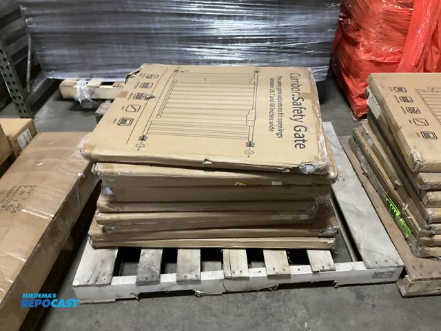 Lot 2-35550 - Cumbor safety gate for babies fits between 29.7 and 45 inches wide.