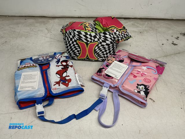 Lot 2-65777 - Lot of (2) S/M Kids Lifejackets &amp; (1) Hurley Kids 30-50lbs pool Floatie