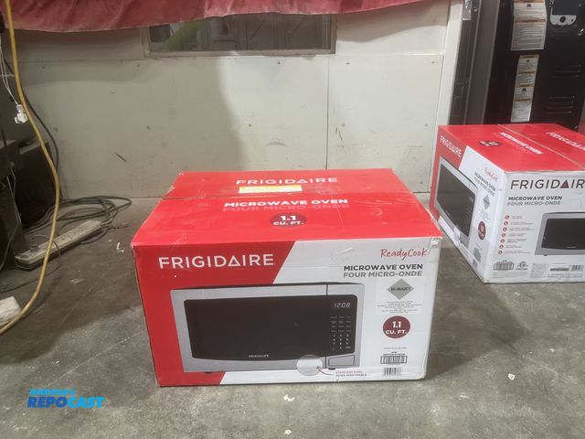 Lot 2-59009 - New Scratch & Dent Frigidaire ready cook Microwave Oven 1.1 cubic feet 1000 watts of power 8 auto co...