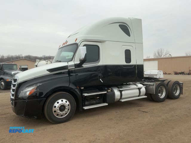 Lot 2-11002 - 2019 Freightliner Cascadia 126 Semi Truck