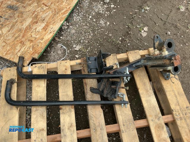 Lot 2-18384 - Camper Sway Tow Hitch