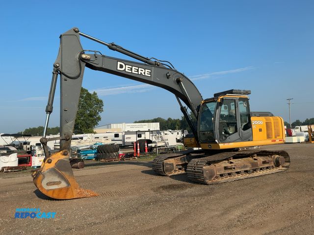 Lot 2-44184 - 2007 John Deere 200D LC Excavator