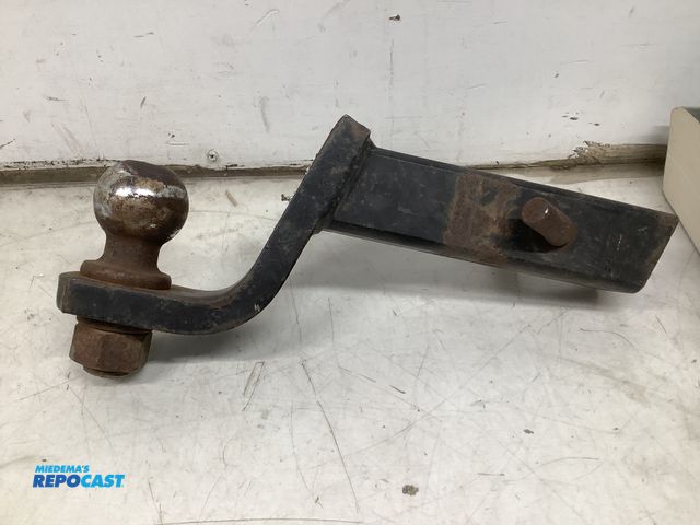 Lot 2-15568 - Heavy duty Reese towing hitch for pickup trucks. Excellent original condition. Universal fitting, 2"...