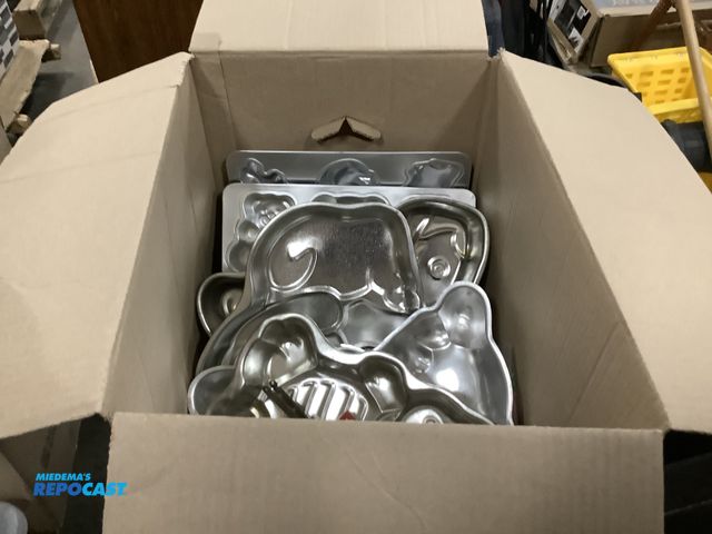 Lot 2-99184 - EZ Baker Critter cake pans &amp; electric knife