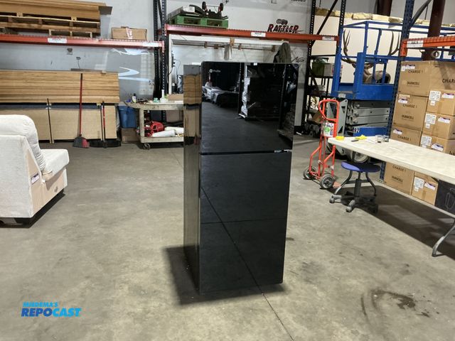 Lot 2-32432 - New GE Profile™ 9.8 cu. ft. 12V DC Top-Freezer Refrigerator
Model #:PPV10R5YRBB Dimensions: 60 H x 2...