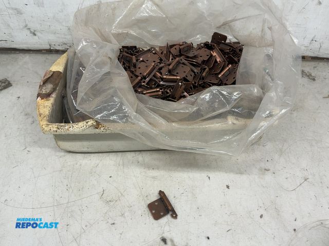 Lot 2-65919 - Tote of many mixed metal hinges