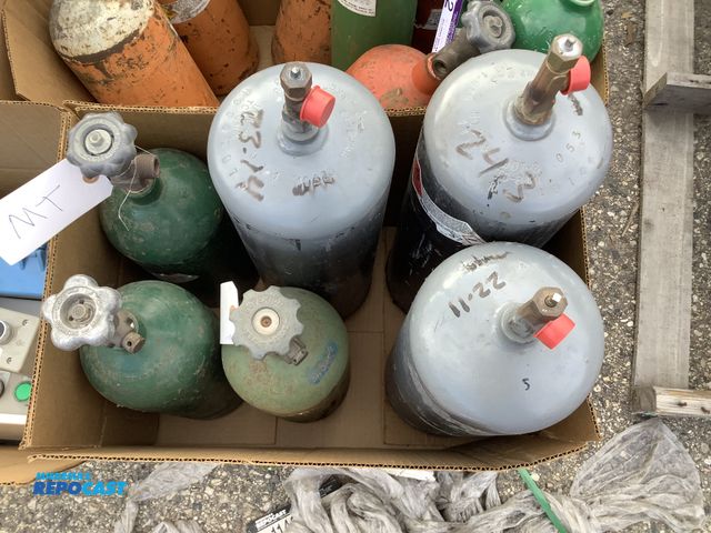Lot 2-33648 - Lot of (6) tanks 3 oxygen tanks and 3 acetylene tanks