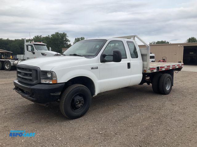 Lot 2-40201 - 2002 Ford F250 Flatbed Extended Cab Pickup Truck RWD
