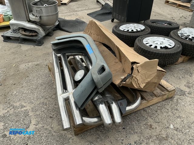 Lot 2-75755 - Lot of jeep wrangler front and rear bumper grill and (4) stainless steel push bars
