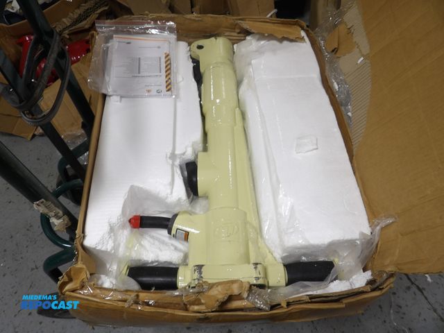 Lot 2-53896 - Ingersoll Rand; Pavement breaker 1258 RPm, 2/16" bore, 53/4° Stroke Lg. 70 CFM T-handle, 76lb total,...