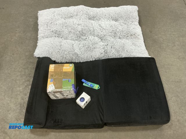 Lot 2-76929 - Lot of dog beds and bowls and accessories