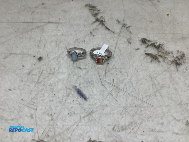 Lot 2-33538 - 2 silver rings with different stones.
