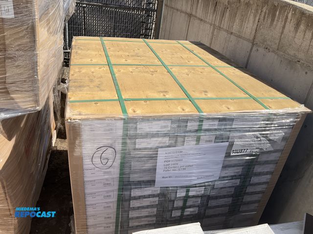 Lot 2-33380 - V347605130 Flooring - approx. size: 7" × 48" Thickness 5/16" Area 18.31 SQ. FT - color: 05130