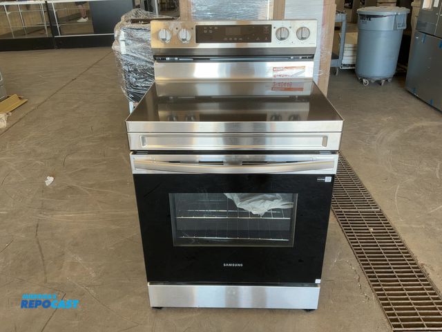 Lot 2-40446 - Scratch & Dent Electric Samsung NE63A6111SS Range