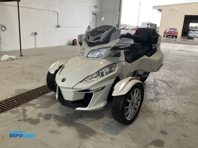 Lot 2-31137 - 2014 Can Am Spyder Roadster RT Limited Cruiser