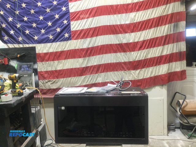 Lot 2-56727 - Samsung smartThings Microwave Oven new scratch and dent 
sensor cook
auto cook