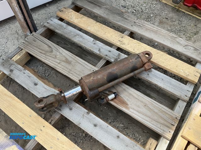 Lot 2-64028 - Farm Tractor Implement hydraulic lifting cylinder