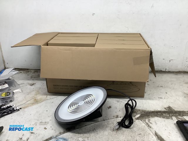 Lot 2-19829 - Energy-saving high bay LED shop lights 120V (8 pack)